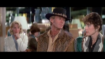 - Скажите вашему сыну, что врать нехорошо.
- Что он сказал?
- Он сказал, что вы охотник на крокодилов.
- О! Я обязательно ему скажу. Охотиться на крокодилов незаконно, потому я их ловлю руками.