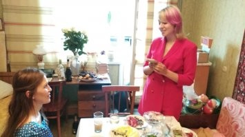 Есть у меня однокурсник.
Стилизовал квартиру под эпоху.
Живёт и радуется.