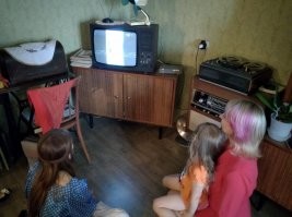 Есть у меня однокурсник.
Стилизовал квартиру под эпоху.
Живёт и радуется.