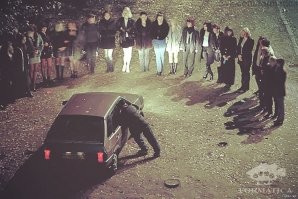 на Ленинградке в Химках стояли сотни, все не  вмещались и стояли елочкой,рядами по 10-20 человек, и легковушки стояли их освещали... примерно так. я тогда часто в Москву ездил и не с первого раза вообще понял что это за действо)