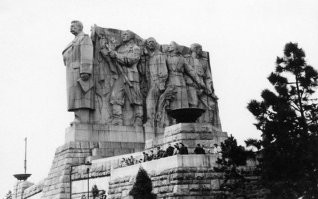 "Народ Чехословакии   своему освободителю"
Не знал, что такой был.