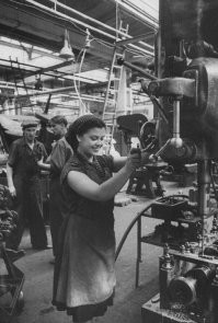 Стола нет - сняли ремонтники плиту. Деталь поставить некуда, сверлит воздух. Да как сверлит - сверло не вращается.