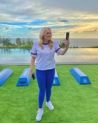 Добавлю 10-ю - Ребел Уилсон.

Дата рождения 2 марта 1980 (41 год)
Место рождения Сидней, Новый Южный Уэльс, Австралия
Гражданство Австралия
Профессия актриса, сценарист, продюсер
Карьера	2002   наст. время

Ребел Мелани Элизабет Уилсон (англ. Rebel Melanie Elizabeth Wilson)   австралийская актриса, стендап-комедиантка, сценарист и продюсер. Начала свою карьеру с участия в австралийских комедийных шоу, затем дебютировала в США с ролью в фильме 2011 года «Подружки невесты», после чего появилась в картинах «Свадебный разгром» (2012), «Чего ждать, когда ждёшь ребёнка» (2012) и «Удар молнии» (2012). Настоящий прорыв произошёл в 2012 году после ролей в комедиях «Идеальный голос» и «Холостячки», после чего Уилсон возглавила список "30 Under 30" журнала Forbes в категории тридцати наиболее перспективных в Голливуде персон моложе тридцати (позже выяснилось, что тогда ей уже было 32 года).

Год назад актриса изменила свой рацион питания, занялась спортом и похудела почти на 30 кг.

Фильмография (самое известное):
Кошки(2019)
Кролик Джоджо(2019)
Ну разве не романтично?(2019)
Отпетые мошенницы(2019)
Идеальный голос 3(2017)
Братья из Гримсби(2016)
Просто потрясающе(2016)
В активном поиске(2016)
Идеальный голос 2(2015)
Ночь в музее: Секрет гробницы(2014)
Супер весёлый вечер(сериал, 2013)
Кровью и потом: Анаболики(2013)
Идеальный голос(2012)
Холостячки(2012)
Удар молнии(2012)
Ледниковый период 4: Континентальный дрейф(2012) 
Чего ждать, когда ждешь ребенка(2012)
Безвыходная ситуация(2012)
Свадебный разгром(2011)
Трудоголики(сериал, 2011–2017)
Девичник в Вегасе(2011)
Сделка(2009) 
Отдел убийств(сериал, 2007–2011)
Правила совместной жизни(сериал, 2007–2013)
Призрачный гонщик(2007)
Пицца с доставкой(2003)