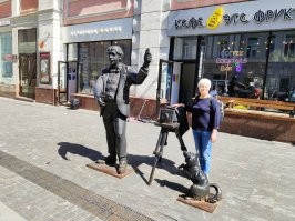 На Покровке стоит памятник фотографу.  Это не Максиму Петровичу?