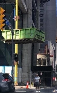 Он что без каски там делает? куда смотрит охрана труда и ответственный за производство работ!!!)
Не стойте и не прыгайте,
Не пойте, не пляшите
Там, где идет строительство
Или подвешен груз