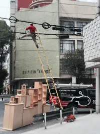 Тут всё нормально, он к лестнице страховкой пристегнулся)))