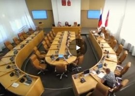 "...депутат зачитал Моргенштерна на сессии..."

Сессия - это "период, в течение которого парламент собирается для обсуждений законопроектов или просто текущих событий".

Эти "три калеки" собравшийся парламент?