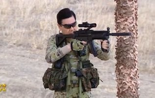 вот этот рэмбо наведёт порядок....