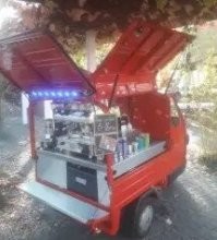 3,14здец какая трогательная история... 
простихосподи "бариста" продаёт кофе с мотороллера, очевидно в часы пик вблизи вокзала или в индустриальном районе, вблизи офисных центров. 
я чесгря хз, что там можно кофе можно сварить на мотороллере. но вот в шопе у них три сорта кофе - "бразильский, танзанийский и перу". 
это типа сорт так называется - "бразильский кофе"... ага. 
ну и цена 32евр за кило - это так примерно раза в 2,5-3,5 выше, чем известные проверенные марки. 
и конечно, если покупаешь по 5 а продаёшь по 32, то можно с продаж 1 рупь и отстегнуть, почему же нет... 
но история трогательная, да, я даже всплакнул...