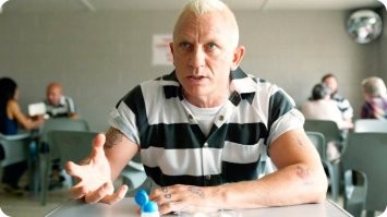 Вообще не в канон всей бондиане белобрысый голубоглазый и совсем не красавец Крэйг, хотя актер безусловно , хороший. Очень мне понравилась его роль в "Удача Логана"