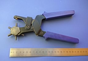 Добавлю ещё, кусачки для работы с эл.проводами, дырокол, подъёмник грузовиков: