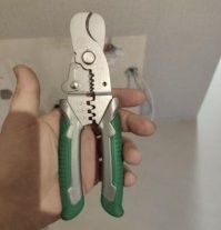 Добавлю ещё, кусачки для работы с эл.проводами, дырокол, подъёмник грузовиков: