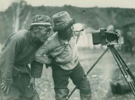 Ни то, ни другое. Объектив справа.