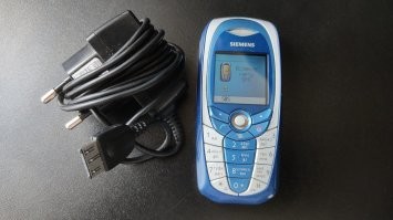 В наши края сотовая связь пришла с сильным запозданием. Мой первый телефон, все еще работает даже смс  с перечислением ЗП сохранились.  Интересно было почитать.