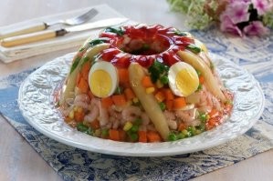 Не приводит - он существует во многих кухнях, под разными названиями. Например в Азии он называется стеклянное мясо, в Австрии, Германии - зельц, во Франции - аспик, в Чехии и Италии - сальтисон... Разное мясо и приправы, но смысл тот же. Вот фотка американского новогоднего холодца - meated jelly, aspic gelée или aspic jelly.