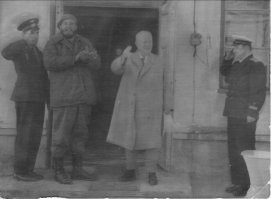 В то время, у СССР с Кубой не было гражданского авиационного сообщения. Поэтому, Фидель летел военным бортом до военного аэродрома пос. Высокий на Кольском полуострове. Вот фото, которое сделала моя мать(я был вместе с ней, но ещё не родился). Это на ступеньках штаба полка, после прилёта.