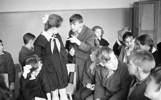 Это мальчик бородатый или учитель?