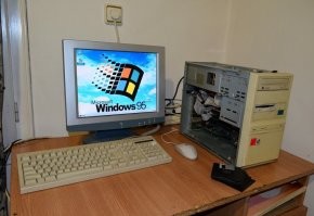 январь 1998 г. 
Intel Pentium 120
RAM 8mb 
S-3 Trio 64v+ (1mb)
Sound Blaster 64
Samsung SyncMaster 3NE

Фото не моё, но выглядело всё это точно так же. Даже стол такой же)))