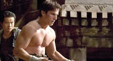 помнится как Кристиан Бейл снялся в фильме американский психопат - 1ое фото- его вес был 81 кг. Потом похудел почти на 30 кг чтоб сняться в машинисте (его вес там был 55 кг - одни кости с кожей по сути- второе фото), а потом за 6 недель набрал 40 кг - чтоб сняться в Бетмен - начало - в принципе Бетмен и должен быть качком - 3е фото.