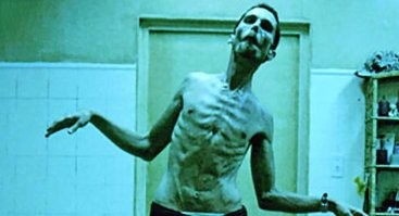 помнится как Кристиан Бейл снялся в фильме американский психопат - 1ое фото- его вес был 81 кг. Потом похудел почти на 30 кг чтоб сняться в машинисте (его вес там был 55 кг - одни кости с кожей по сути- второе фото), а потом за 6 недель набрал 40 кг - чтоб сняться в Бетмен - начало - в принципе Бетмен и должен быть качком - 3е фото.