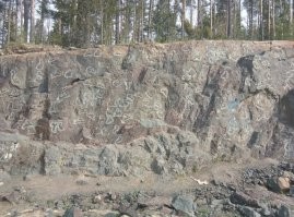 Под Петрозаводском надписи стирают и зайцев выпиливают)))) 
"Долина зайцев"