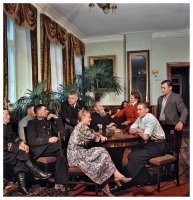 А вот за такое не аккуратное фото могли расстрелять. Смотри на ковры и сапоги с ботинками.