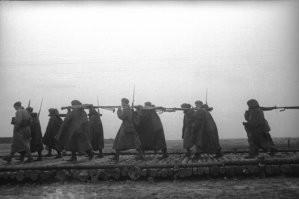 Еще раз
Первое, ПТРД стали поступать только в действующие войска в конце октября 1941г и в основном под Москву. К этому времени личный состав РККА перешел на зимнюю форму одежды (см. октябрьские фото 1 и 2)
На представленном фото - бойцы в летнем обмудировании и несут весь октябрьский и ноябрьский выпуск ПТРД.
Второе, это какой-то парад, а не движение резервов, сиречь боеготовых соединений к линии фронта - у всех отсутствует амуниция - вещмешки, каски, скатки, котелки, у вторых номеров отсутствуют винтовки и сумки для патрон к ПТРД.
Вот фото расчетов ПТР на марше(3).