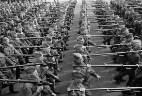 Это не 1941г! Обмундирование летнее, а в войска стали поступать в конце октября:
Первые 300 ПТРД в соответствии с директивой командующего Западным фронтом генерала армии Г. К. Жукова от 26 октября 1941 года прямо с Ковровского завода были направлены в 16-ю армию генерал-майора К. К. Рокоссовского, защищавшую оборонительные рубежи на волоколамском направлении к северо-западу от Москвы.