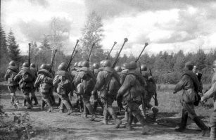 Вот еще фото бойцов на марше.