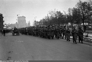 Еще раз
Первое, ПТРД стали поступать только в действующие войска в конце октября 1941г и в основном под Москву. К этому времени личный состав РККА перешел на зимнюю форму одежды (см. октябрьские фото 1 и 2)
На представленном фото - бойцы в летнем обмудировании и несут весь октябрьский и ноябрьский выпуск ПТРД.
Второе, это какой-то парад, а не движение резервов, сиречь боеготовых соединений к линии фронта - у всех отсутствует амуниция - вещмешки, каски, скатки, котелки, у вторых номеров отсутствуют винтовки и сумки для патрон к ПТРД.
Вот фото расчетов ПТР на марше(3).