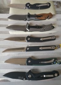 Кто-нибудь, кто там поближе, убейте апстену владельца этой "козьей ножки"!!! Скотина! Так ушатать нож - это нужно быть не просто криворуким, а маньяком на почве криворукости!!! Ему, наверное, доставляло удовольствие издеваться над ножом!
Нет, никто из нас, пацанов 80-х не мечтал о "козьей ножке" - нахрен не нужна. Вот "белка" (камрады уже выложили фотку в камментах) - реально была мечтой!
У меня детство в жопе не перегорело, я сейчас отвожу душу на складничках!