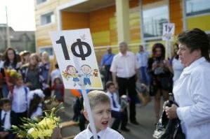 В краснодарской школе N71 в 2020 году сформировали 33 параллельных первых класса - по количеству букв в алфавите. Они получили литеры от "А" до "Я", а сама школа стала рекордсменом России по числу первых классов. 
 Все классы получат традиционные литеры, начиная с "А" и до той буквы, сколько классов находится в корпусе. Конечно, такие литеры как "Ь" или "Ъ" не будут использоваться.