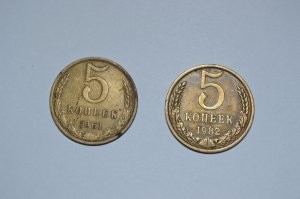 Старый армейский метод. Берёшь 2 пятачка, зажимаешь ими стрелку и туда-сюда-туда-сюда... Минута делов. На время построения стрелки держатся.