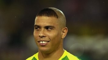 Когда Рональдо так постригся, у народа конкретно бомбануло... ибо Иванушки ещё в 1994 году в Тучах так же стриглись :) 
А недавно и Криштиану Рональду хрень на макушке замутил...