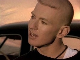 Когда Рональдо так постригся, у народа конкретно бомбануло... ибо Иванушки ещё в 1994 году в Тучах так же стриглись :) 
А недавно и Криштиану Рональду хрень на макушке замутил...