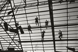 А про этот бой можно чуть подробнее? Не представляю как можно вести бой будучи просто групповой малоподвижной мишенью, и как фотограф оказывается по сути к немцам ближе, чем к своим солдатам. Уж очень похоже на глупую постанову. Примерно как снимки снайперов, которые высунувшись из окна «целятся во врагов»