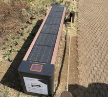 И как сидеть на такой скамейке? Подняв ноги над веревкой?
А если всю скамейку задницами заполнят, то они закроют солнечные батареи, и те перестанут вырабатывать ток?