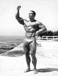 Шон Конери безусловно в прекрасной физической форме, как и остальные  мужчины на фото. Но вот Мистер Вселенная 1953г. И как видите на фото его нет.