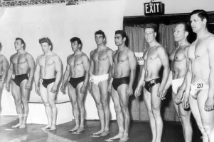 Шон Конери безусловно в прекрасной физической форме, как и остальные  мужчины на фото. Но вот Мистер Вселенная 1953г. И как видите на фото его нет.