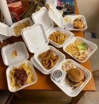 Угу, вместо одного сэндвича её дают 10 тарелок, и её ничто не смутило.