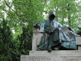 Про девушек из России. В Будапеште в парке Вадьяхуняд есть совершенно замечательная статуя Анонимуса ( средневековый автор "Жизнеописания венгров").У  него в правой руке перо ( его надо потереть , чтобы была удачной сдача экзаменов) . Так вот , пока я возле него сидел полчаса, штук двадцать немок , радостно лопоча имитировали с этим пером оральный секс для фото. В очередь просто. Как животные. Я к чему . Задолбали ваши сказоньки про поведение русских туристов за границей . Одни из самых культурных, воспитанных и сдержанных людей. В отличие от многих "цивилизованных".