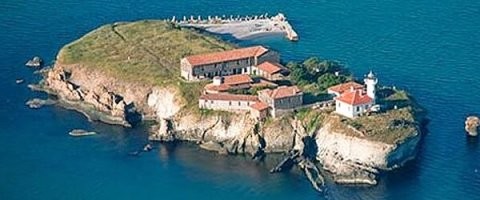 Остров св. Анастасии - площадь 1 га, церквушка древняя , кафешка современная , маяк.... 6 км от Бургаса . Ходит водошлёп из порта - 30 мин , 6€. Были 3 мес. тому назад - скромненько , мало интересненько ...