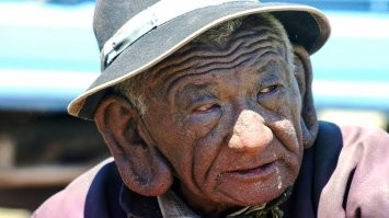 Как известно уши растут всю жизнь. А что если Будда прожил лет 200 или 300, потому и уши так выросли?