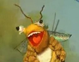 Девочка спасла шмеля и приручила его