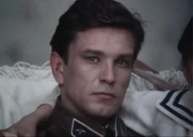 В комментах уже многих добавили, опередили с Урбанским. Добавлю забытого Игоря Ледогорова - тоже из советских актеров известная икона мужской красоты.
Другое дело, что я не девушка и у меня любимые актеры из советского кино такие как Евгений Евстигнеев