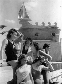 Тридцатые, СССР 
А в сороковые наши женщины работали на фронт, пока США наблюдало, фоткалось и становилось богатейшим государством.