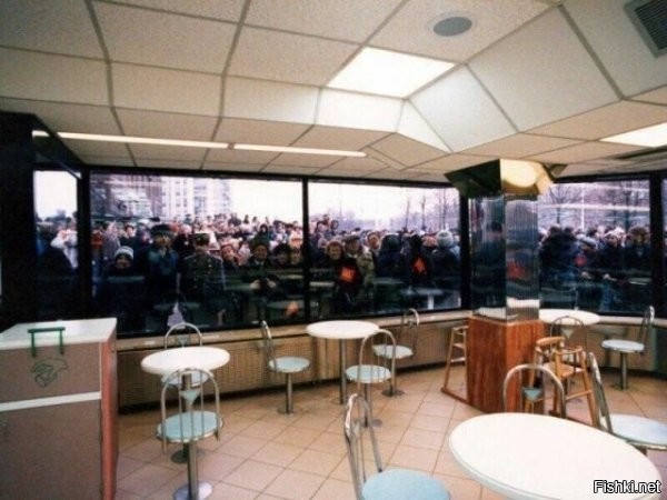 "Народ перед открытием первого McDonald’s на Пушкинской площади в Москве, 31 января 1990 года".

Вот же ж дебилы...