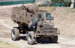 Весь мир, уже извлёк уроки современных позиционных войн из своих и чужих ошибок, а наши до сих пор живут реалиями второй мировой и считают что в армии нужны обычные внедорожники. Даже африканцы научились свои дешёвые МРАП-ы делать. А наши только Тайфуны по выставкам тягают, а солдатам предлагают очередной УАЗ.