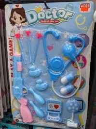 Смех смехом, но так выглядит военный доктор. В регулярных армиях многих стран у военных докторов офицерские звания, они такие же военослужащие как и все остальные и в случае нападения на медчасть должны уметь обращаться с оружием и дать отпор врагу...