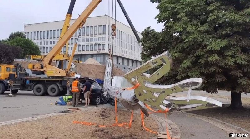 В Херсоне рухнул флагшток, который устанавливали ко т.н. "Дню независимости", на него даже жовто-блакытную тряпку повесить не успели. Попутно он раздавил припаркованный автомобиль, благо обошлось без жертв.
Вот, что бывает, когда учебник по сопромату пытаются перевести на "мову"